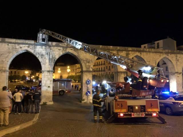 SULMONA: MINACCIA DI GETTARSI DA ACQUEDOTTO, SALVATO DAI VIGILI