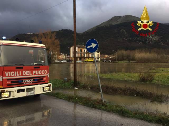 CON SUV BLOCCATI IN TORRENTE, RAGAZZI SALVATI DA VIGILI DEL FUOCO