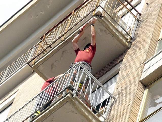 CADE INTONACO DAL BALCONE, 36ENNE FERITO A CHIETI