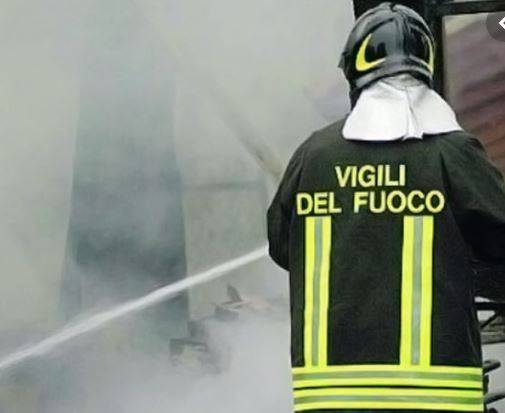 TERAMO: AUTO VA A FUOCO SOTTO PALO DELLA LUCE E PROVOCA BLACK OUT