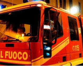 NAVELLI: DUE AUTO A FUOCO NELLA NOTTE SOTTO TETTOIA