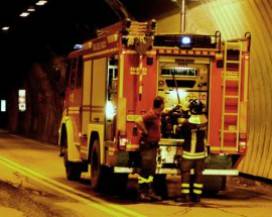 DUE MEZZI IN FIAMME SULLA A24: INTERVENGONO VIGILI DEL FUOCO
