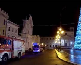 NATALE: L’OMAGGIO DEI VIGILI DEL FUOCO A L’AQUILA, TRA I LUOGHI SIMBOLO D’ITALIA