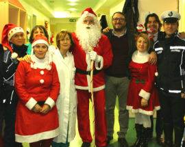 VIGILI URBANI BABBO NATALE DONANO GIOCHI A BIMBI RICOVERATI ALL’AQUILA