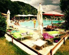 L’AQUILA: ”VILLA LE MARINE”, SPIAGGIA TRA PISCINA E CUCINA INTERNAZIONALE