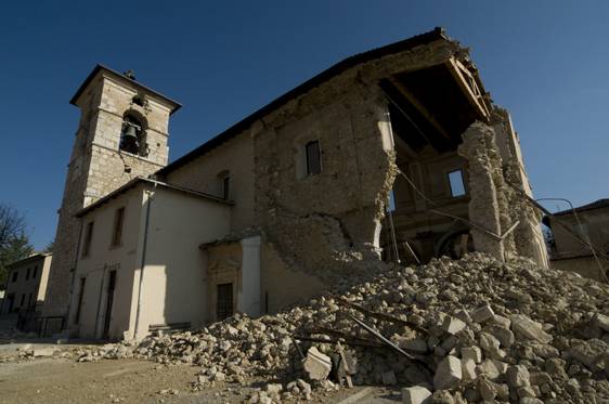 TERREMOTO: IN ALCUNI PAESI DEL ”CRATERE” FIACCOLATE ALLE 3.32
