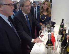 VINITALY: GENTILONI VISITA SPAZIO ABRUZZO ROMITO, ‘MONTEPULCIANO HA FATTO STORIA’