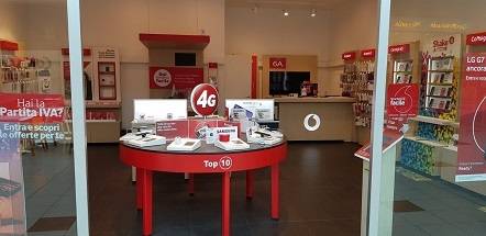L’AQUILA: VODAFONE STORE RIAPRE ALL’AQUILONE DOPO IL RINNOVO DEI LOCALI