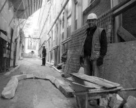 VOLTI E STORIE DAI CANTIERI DELLA RICOSTRUZIONE IN UN VOLUME E IN UNA MOSTRA DI FOTO ALL’AQUILA