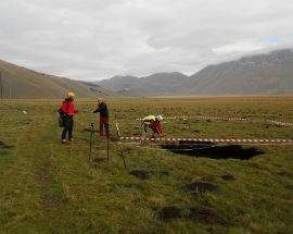 LA VORAGINE DI CASTELLUCCIO APERTA CON IL TERREMOTO E’ UN FENOMENO CARSICO TIPICO