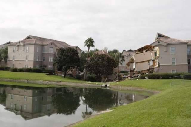 VORAGINE INGHIOTTE UNA VILLA INTERA, PAURA IN FLORIDA