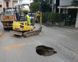 SI APRE VORAGINE A SAN SALVO: CHIUSA VIA FONTANA, OPERAI A LAVORO