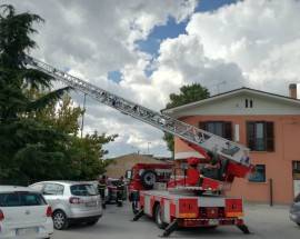 ”IL POMPIERE PAURA NON HA”, IL CANTO DEI BIMBI AQUILANI DOPO INTERVENTO COMMUOVE I VIGILI