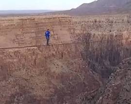 ATTRAVERSA IL GRAND CANYON SU UNA FUNE A UN’ALTEZZA DI 500 METRI – IL VIDEO