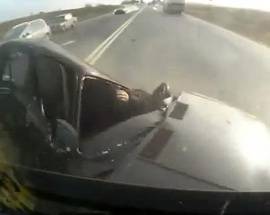 INCREDIBILE INCIDENTE: MACCHINA DISTRUTTA, AUTISTA ILLESO – IL VIDEO