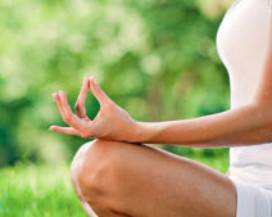 AVEZZANO: CACCIATI DA VIGILI MENTRE FANNO YOGA, NON SI PUO’ CALPESTARE ERBA