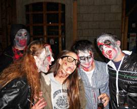 HALLOWEEN: CENTO ZOMBIE E MOSTRI IN MARCIA SPAVENTANO L’AQUILA!