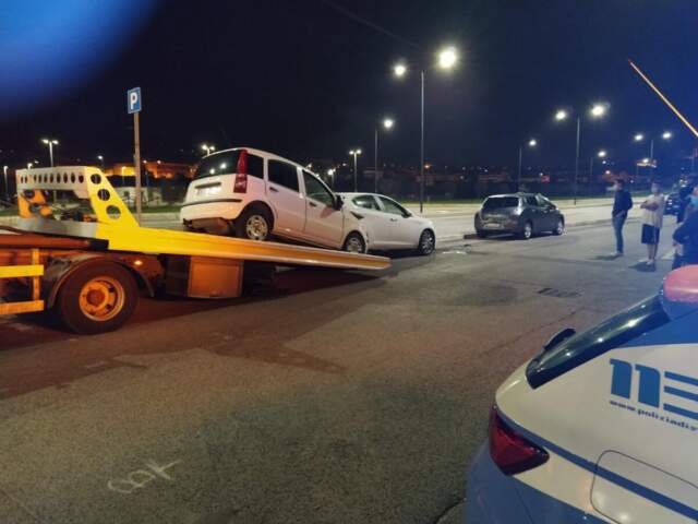 L’AQUILA: SCOPPIA PNEUMATICO, AUTO CONTRO ALTRE AUTO PARCHEGGIATE IN VIALE CORRADO IV