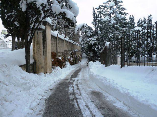 MALTEMPO: L’AQUILA; CIMITERO APERTO, MA C’E’ PERICOLO GHIACCIO