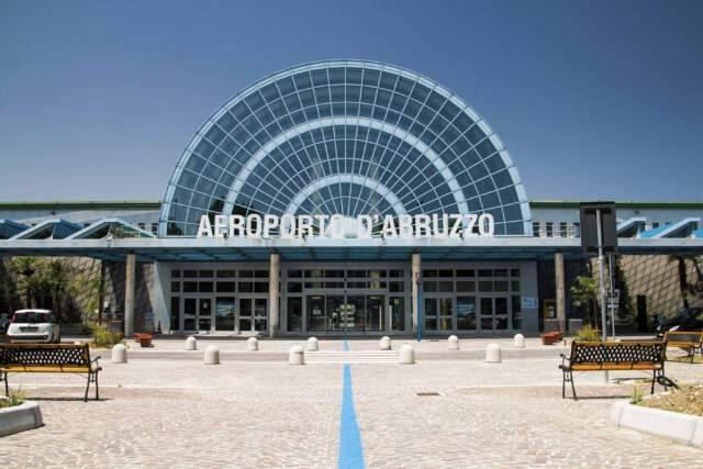 VIAGGIA CON DOCUMENTI FALSI, ARRESTATO ALL’AEROPORTO D’ABRUZZO