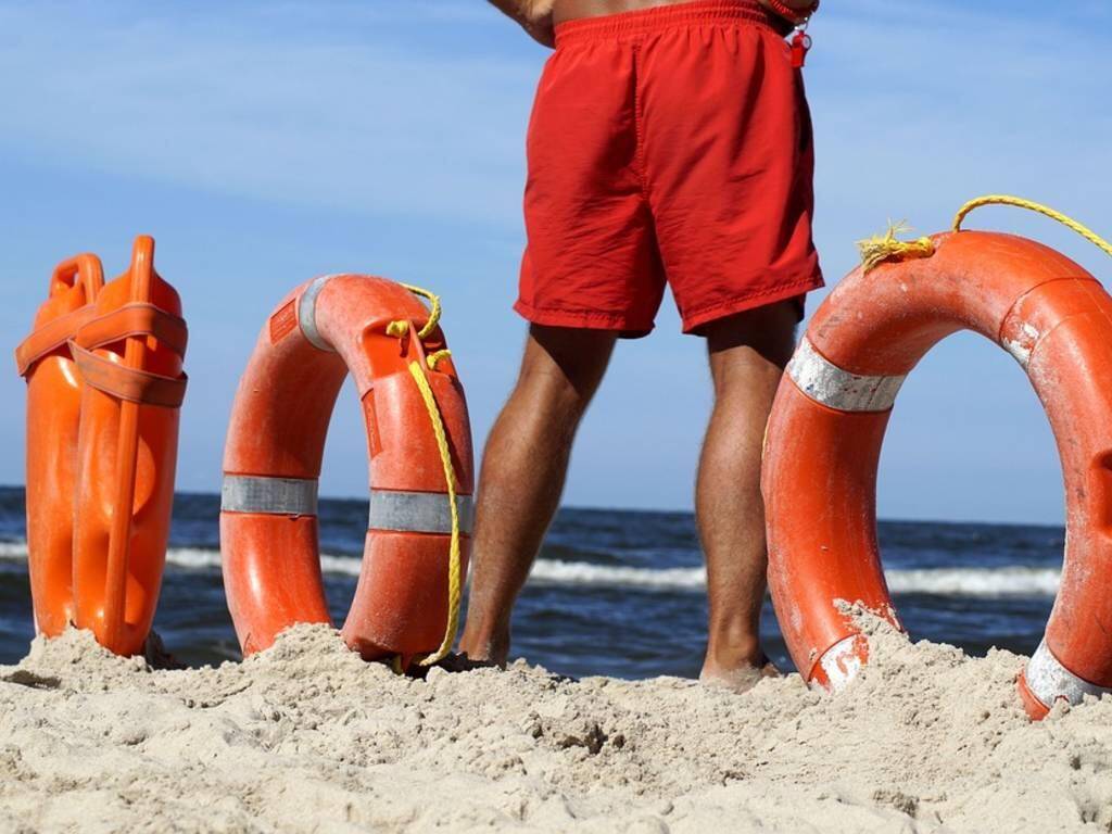 PESCARA: RISCHIANO DI ANNEGARE, SALVATI TRE BAMBINI E LE LORO MAMME