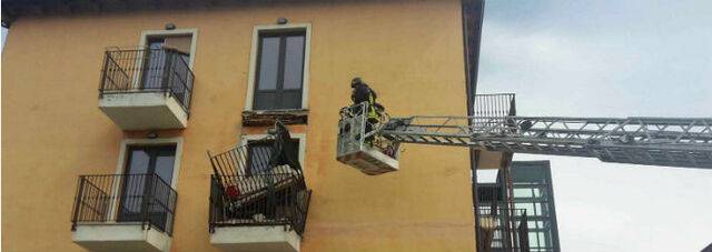 C.A.S.E. CESE DI PRETURO: CROLLA UN ALTRO BALCONE COME NEL 2014, EVACUATA L’AREA