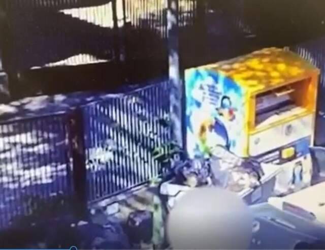 CAMPLI: ABBANDONA RIFIUTI PER STRADA, INCASTRATA DA FOTOTRAPPOLE