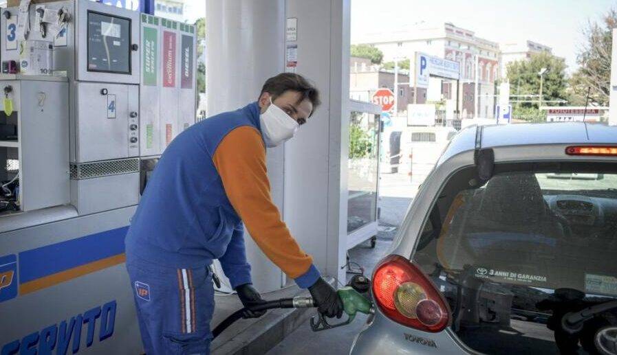 BENZINA E GASOLIO: CROLLO VENDITE CAUSA LOCKDOWN, IN ABRUZZO FINO A 20 PER CENTO IN MENO