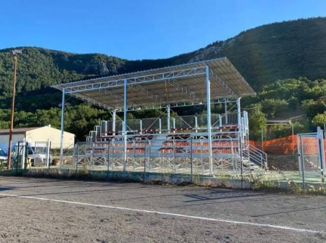 IMPIANTI SPORTIVI L’AQUILA: COMPLETATA TRIBUNA COPERTA A PIANOLA