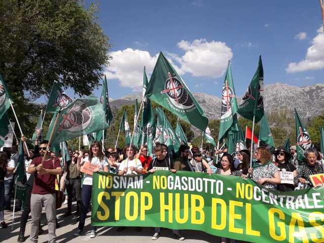 AMBIENTALISTI IN PIAZZA GARIBALDI A SULMONA PER PROTESTARE CONTRO LA CENTRALE SNAM