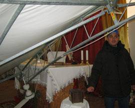 MALTEMPO: L’AQUILA, LA NEVE FA CROLLARE LA TENDA CHIESA A ROIO