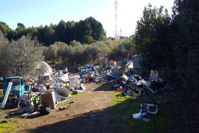 PESCARA: SCOPERTA DISCARICA ABUSIVA DI 1000 METRI QUADRI, DENUNCIATO 40 ENNE DI FRANCAVILLA