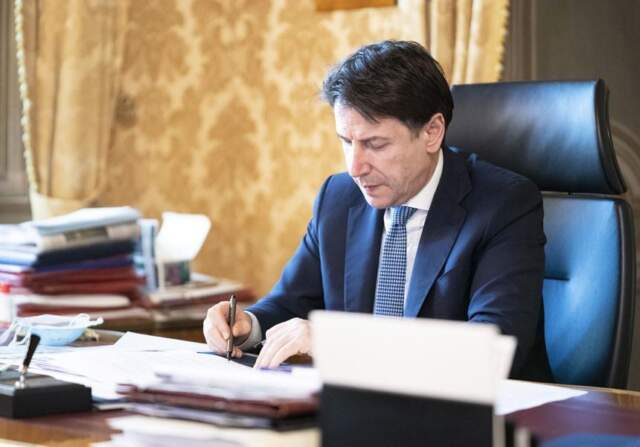 COVID FASE 3: OGGI CONTE FIRMA DPCM, TRASPORTO SCOLASTICO A 80% CAPIENZA