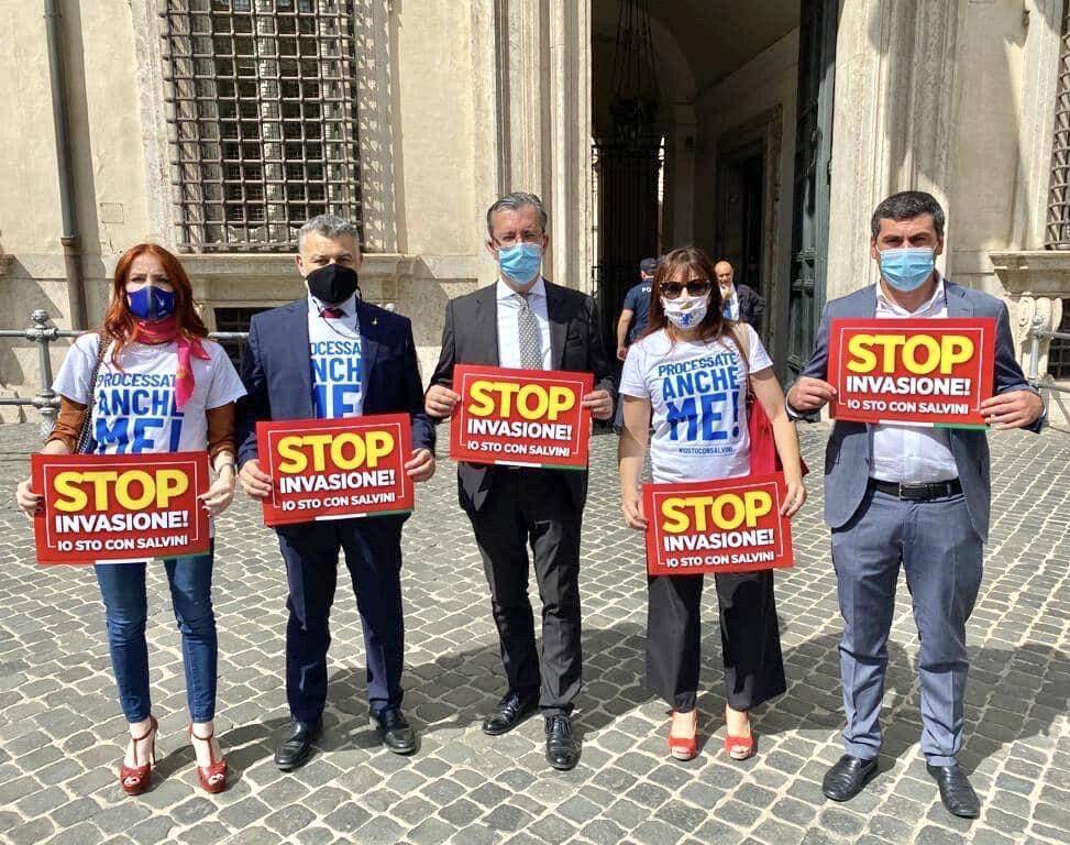 IMMIGRAZIONE: PARLAMENTARI LEGA DAVANTI A PALAZZO CHIGI, “VERGOGNA, PROCESSATE ANCHE ME”
