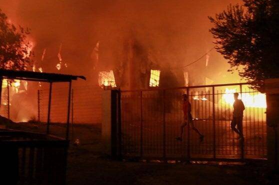RIVOLTA MIGRANTI SULL’ISOLA DI LESBO: INCENDIO DEVASTA STRUTTURA ACCOGLIENZA, IN MIGLIAIA IN FUGA