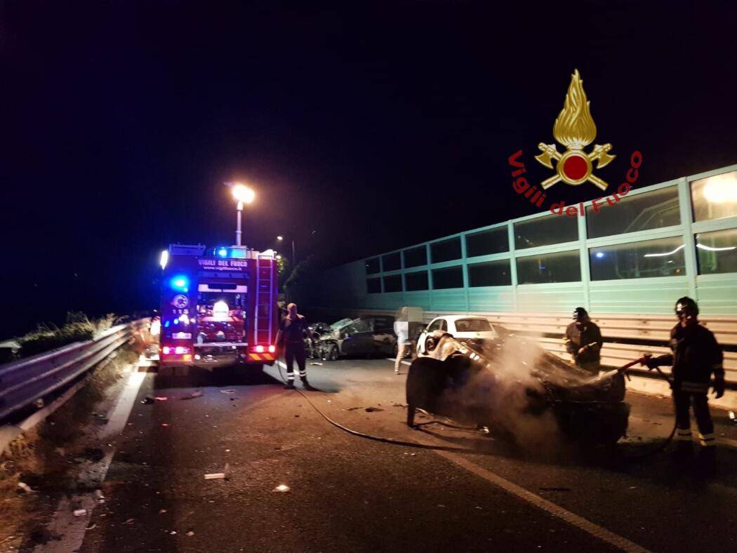 INCIDENTE SU ASSE ATTREZZATO: AUTO A FUOCO, ALTRE 4 COINVOLTE, 6 FERITI