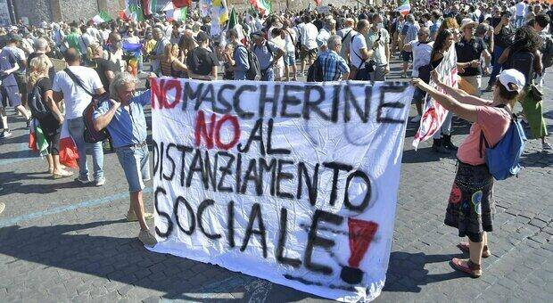 “EPIDEMIA E’ UN COMPLOTTO”, “NO MASCHERINE”, “TAMPONATEVI IL C..”: A ROMA FLOP MANIFESTAZIONE NEGAZIONISTI COVID