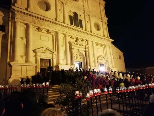 ALL’AQUILA LA PROCESSIONE DEL VENERDI SANTO, TORNA LA GRAN CROCE DOPO IL RESTAURO