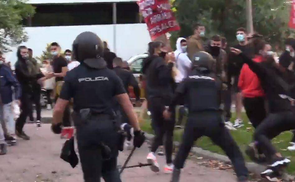 COVID-19: PROTESTE IN SPAGNA, A MADRID POLIZIA REPRIME CON LA FORZA UNA MANIFESTAZIONE