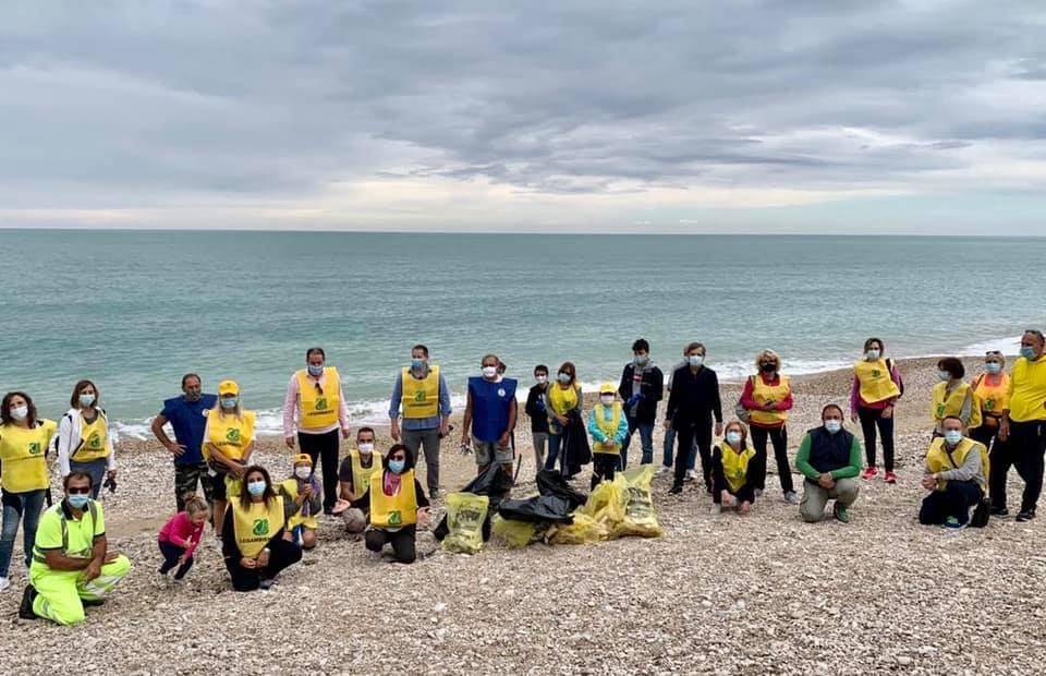 “PULIAMO IL MONDO”: LEGAMBIENTE A FOSSACESIA PER RACCOGLIERE I RIFIUTI IN SPIAGGIA