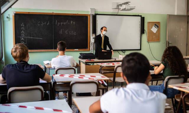 SCUOLE: CRISANTI, “EVITARE CANTO, AUMENTA RISCHIO CONTAGIO”