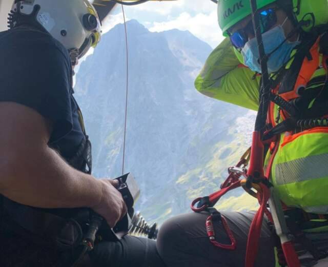 CORNO PICCOLO GRAN SASSO: SALVATO ALPINISTA FINITO A TESTA IN GIÙ E SVENUTO