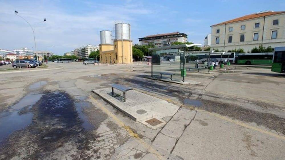 SI MASTURBA AL TERMINAL BUS AFFOLLATO, DENUNCIATO PESCARESE