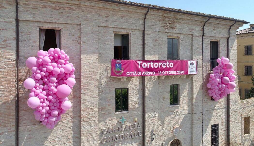 TORTORETO IN ROSA: PUBBLICATI BANDI DI CONCORSO PER ATTIVITA’ COMMERCIALI E CITTADINI