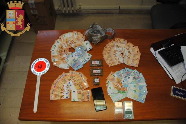 POLIZIA: ARRESTATO SPACCIATORE CON OLTRE 2 ETTI DI HASHISH