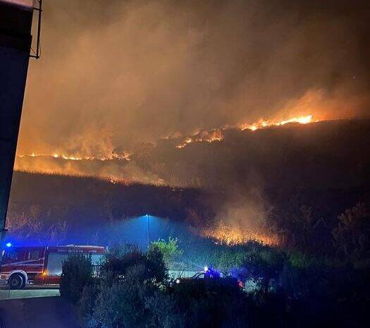 INCENDIO AD ALANNO, VIGILI DEL FUOCO IMPEGNATI TUTTA LA NOTTE