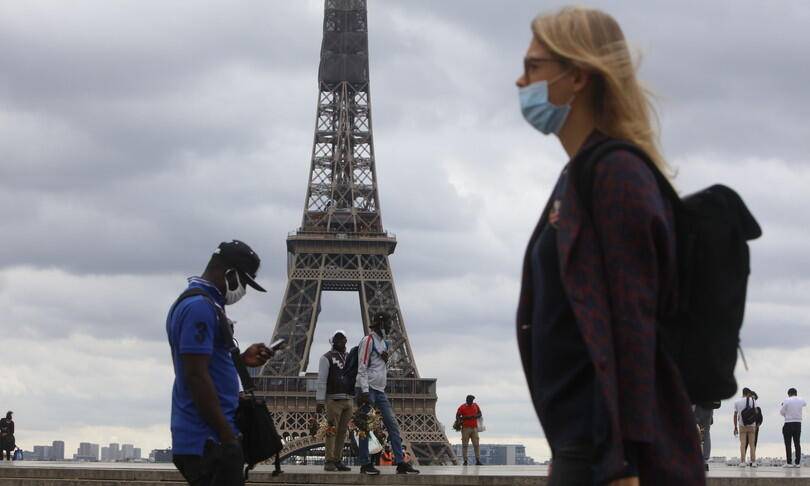 COVID, IN FRANCIA NESSUN LIMITE AGLI SPOSTAMENTI PER NATALE