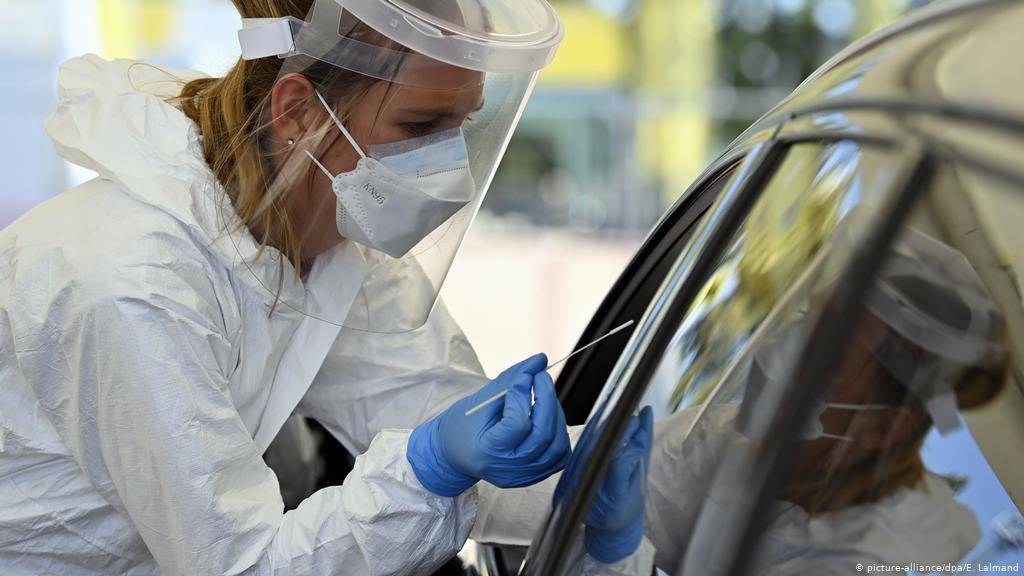 COVID: EPIDEMIOLOGO, “POTENZIARE TRACCIAMENTO E MENO TAMPONI”