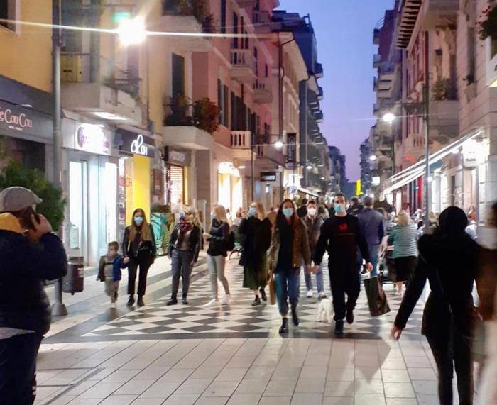 COVID: TANTA GENTE IN CENTRO A PESCARA, ANCHE BIMBI MASCHERATI PER HALLOWEEN