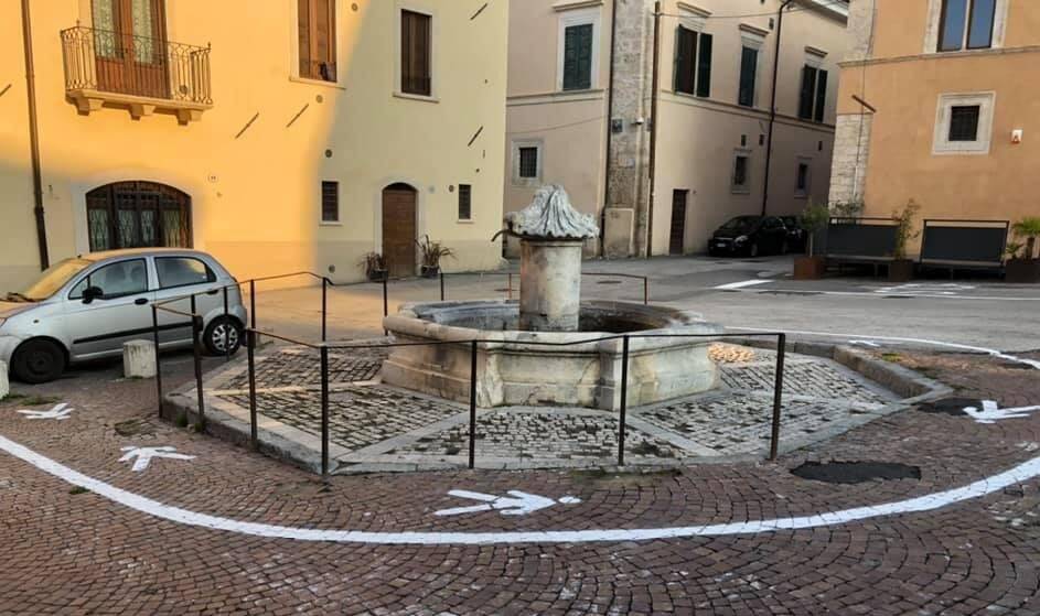 L’AQUILA: SEGNALETICA STRADALE A PIAZZA S. MARIA PAGANICA, IRONIA E INDIGNAZIONE